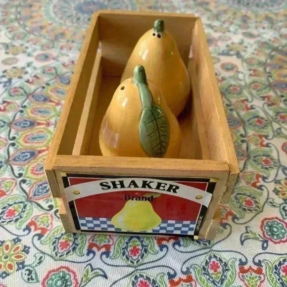 Pear shaped salt  and pepper shakers - Picture 3 of 3